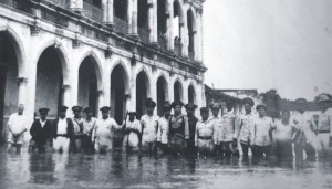 Año 1944: Calle inundada en Cosamaloapan, enfrente del Palacio Municipal.