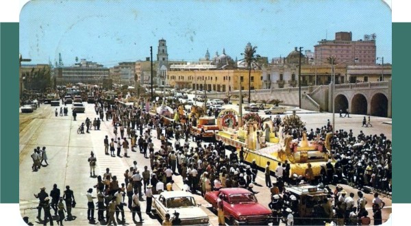 Carros alegóricos del carnaval en la actual Plaza de la República, en los años 1960s.
