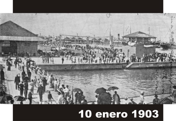 Malecon en la zona del muelle de la T, A la izquierda, los edificios de Sanidad; a la derecha, esta el que se puede considerar el primer kiosco que estuvo desde 1902 hasta alrededor de 1915. La foto es del 10 de enero de 1903, día que llegaron los cañoneros Morelos y Bravo. 