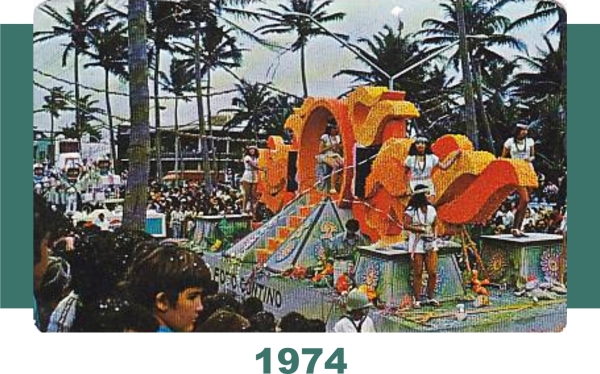 Desfile de carros en el 50 aniversario del carnaval de Veracruz, en 1974. Los recorridos ya se hacian en el boulevard Manuel Avila Camacho.