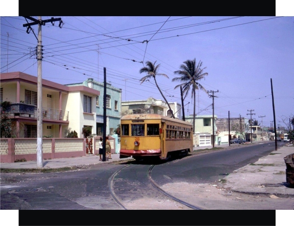 Tranvía en la av. Flores Magón dando vuelta en la calle Pérez Abascal, y enfilando para el boulevard Avila Camacho. Foto tomada el 17 de abril de 1971.