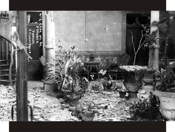 Terraza o patio interior de la casa del sr. Abaunza en la calle Xicoténcatl, con los destrozos causados por las bombas estadounidenses. Fuente de foto: Fototeca Nacional.