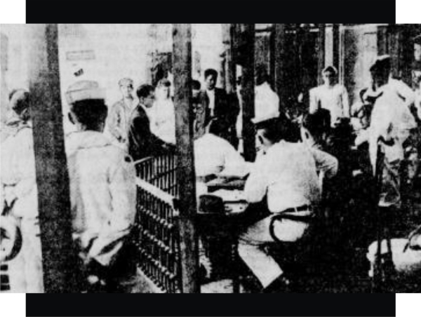 Juzgando a prisioneros en la Corte Marcial que se instaló en el portal del Palacio Municipal. Fuente de foto: The New York Tribune / 7 de mayo de 1914.