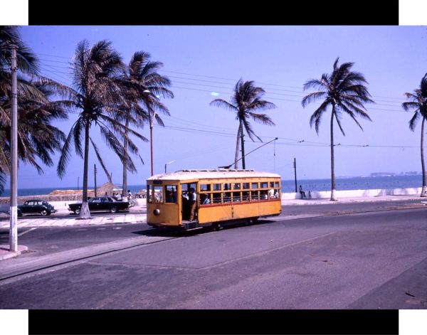 Tranvía núm. 132 en el boulevard M. Avila Camacho dando vuelta en la av. Xicotencatl. Foto tomada el 17 de abril de 1971.