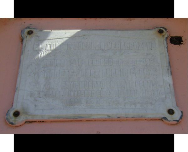 Placa colocada en donde murió el cadete Jorge Alacio Pérez.