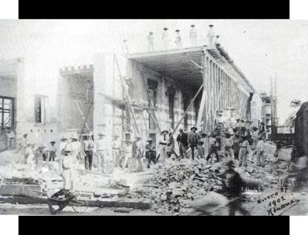 Construcción del edificio de la Aduana en 1902. Fuente de foto: Wikipedia.