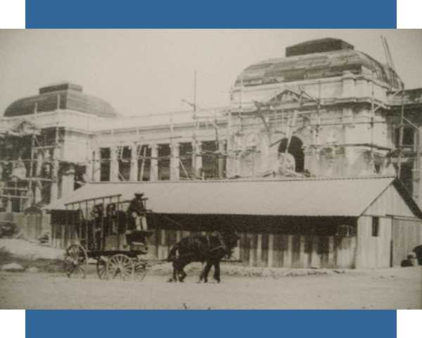 Edificio de Correos y Telégrafos en construcción en los primeros años del siglo XX. 