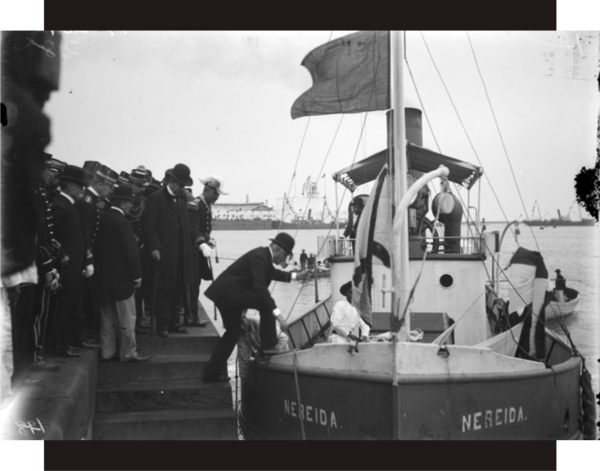 Porfirio Díaz subiendo al remolcador Nereida el 6 de marzo de 1902, durante la inauguración de las obras del puerto.