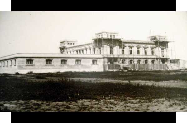 Edificio de la Dirección de Faros en construcción a mediados de la década de 1900.
