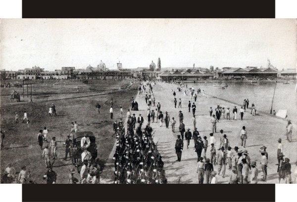 Panorámica del Malecón, alrededor de 1909. Al fondo la ciudad de Veracruz. Editor: Riecken y Martínez.